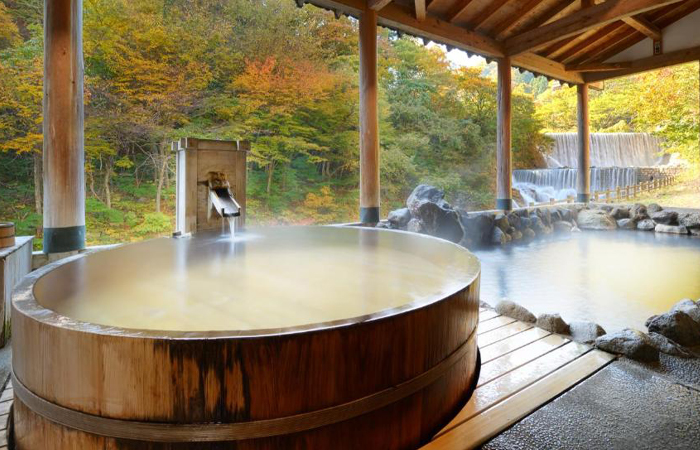 Горячая вода помогает в быстром очищении кожи. / Фото: agoda.com 