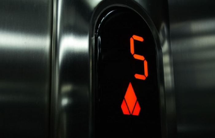 Зеркало в лифте помогает побороть страх замкнутого пространства.