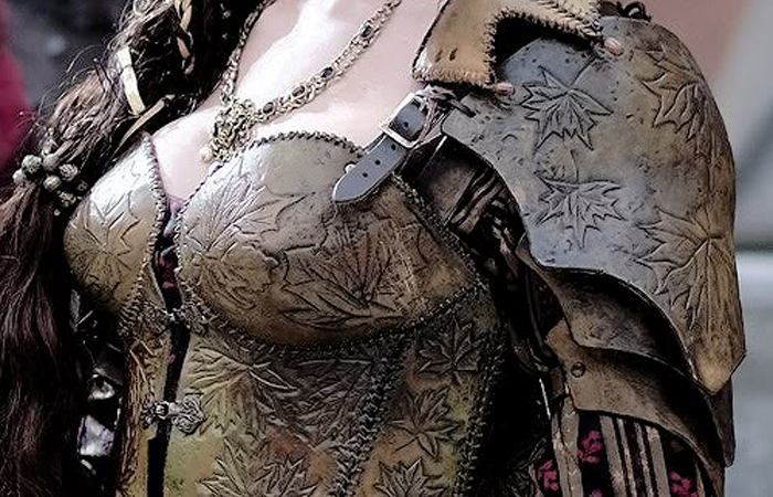 Первые элементы одежды для поддержания груди появились в Средние века. Первые элементы одежды для поддержания груди появились в Средние века.