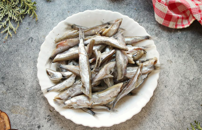 Сейчас мойва стоит дороже атлантической сельди. Сейчас мойва стоит дороже атлантической сельди.