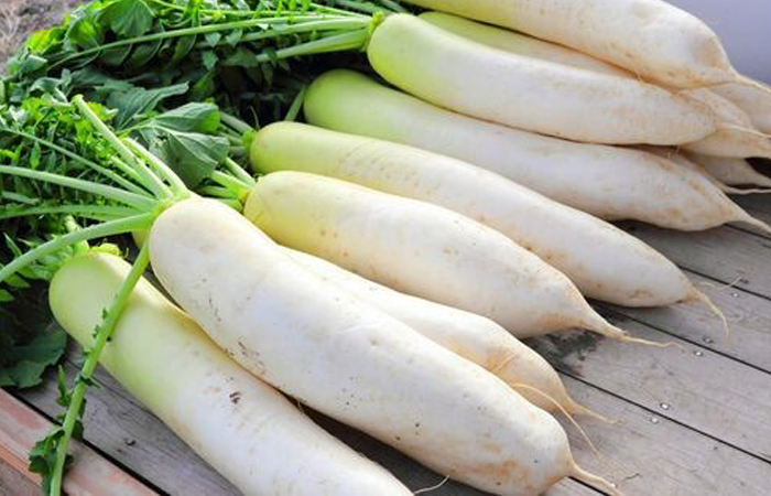 Дайкон по вкусу напоминает редис или редьку, у которых отсутствует горечь. Дайкон по вкусу напоминает редис или редьку, у которых отсутствует горечь.