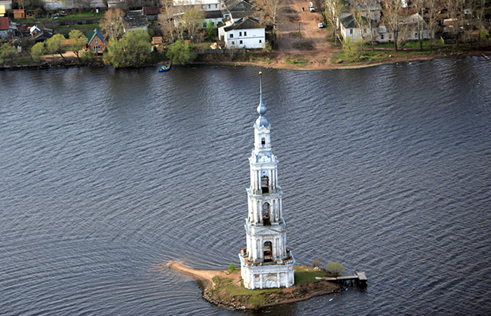 Сохранилась колокольня Никольского собора. / Фото: realty.rbc.ru 