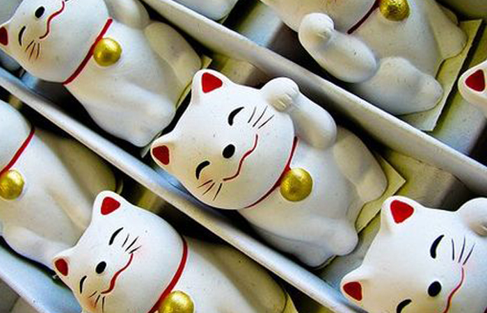 Первые фигурки изготовила бедная пожилая женщина на продажу...