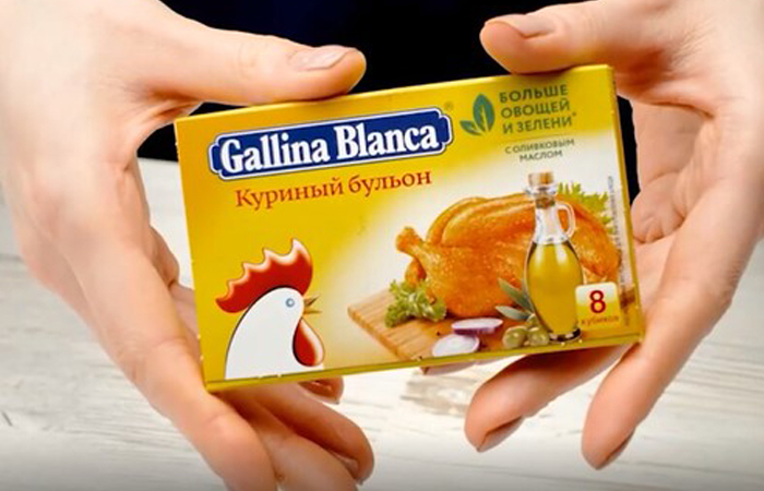 Кубики окрашивали бульон в насыщенный желтый цвет.