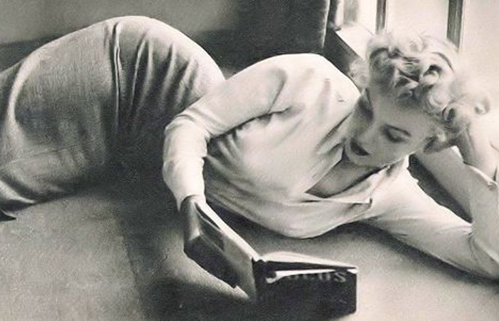 У актрисы от природы каштановый цвет волос.