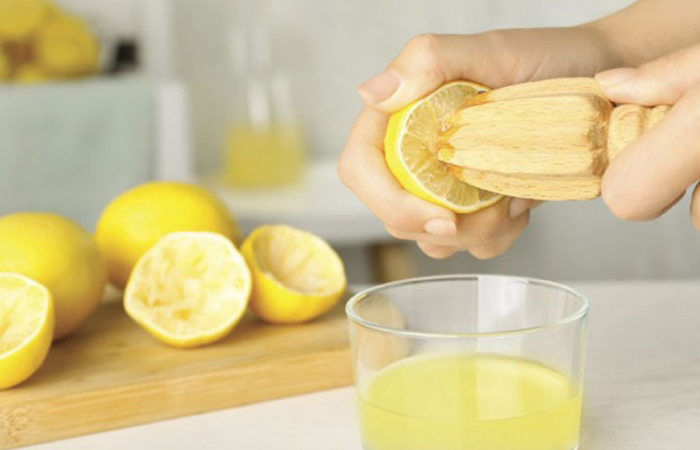 Лимонный сок эффективно борется с пигментацией на коже.