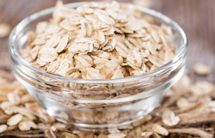 Перед применением овсяные хлопья нужно было измельчить в пудру.