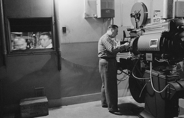 Киномехаником мог работать только человек с соответствующим образованием.