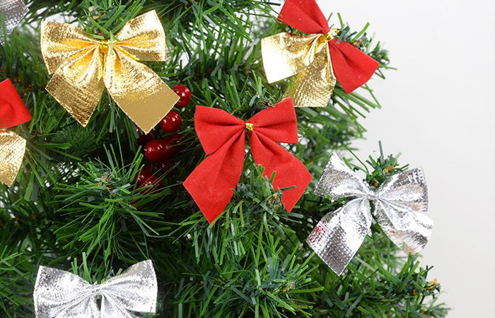 Бантики - мягкие и безопасные елочные украшения.