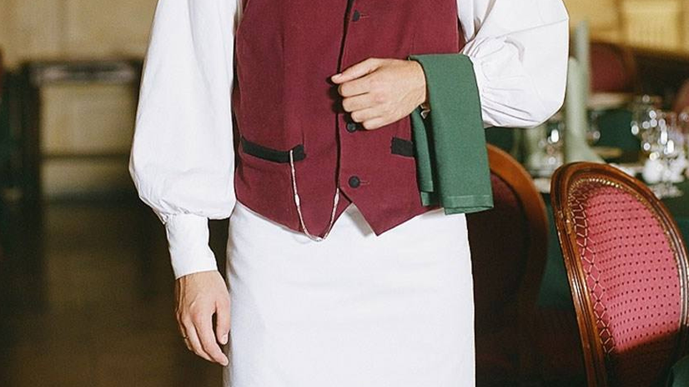 Официант не оставляет без внимания обслуживающий столик. / Фото: afisha.ru Официант не оставляет без внимания обслуживающий столик. / Фото: afisha.ru