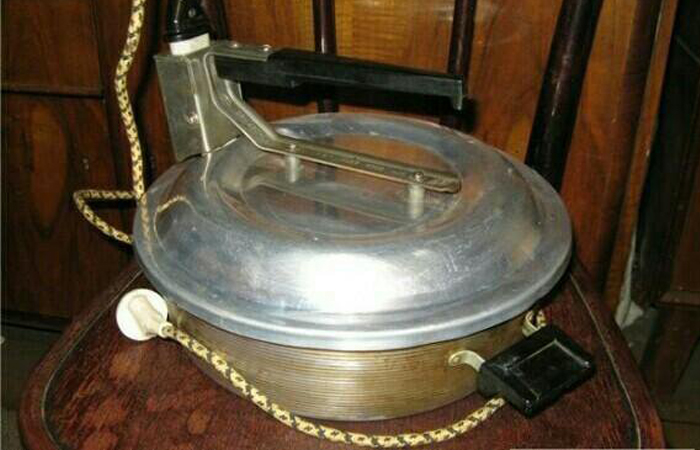 Печь работала от электричества, но потребляла его не много.