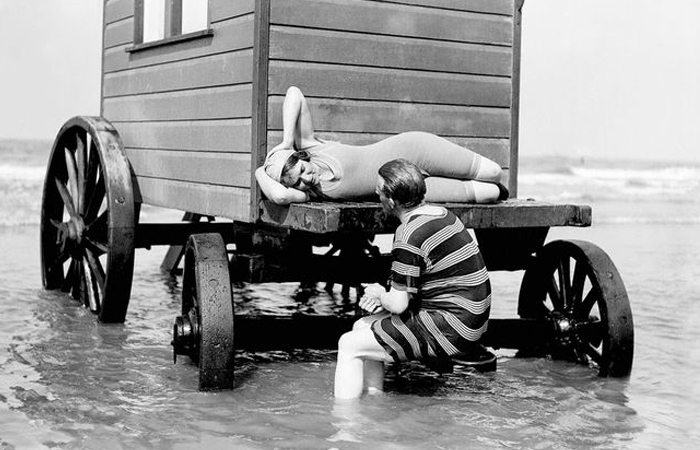 У мужчин и женщин были максимально закрытые костюмы для купания.