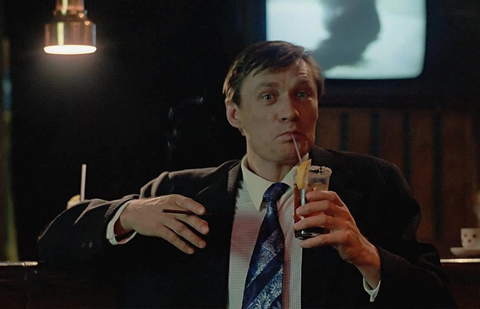 Василий впервые пробовал коктейль. Василий впервые пробовал коктейль.