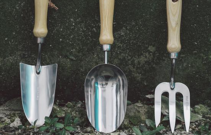 Садовнику на праздники можно подарить набор лопаток...