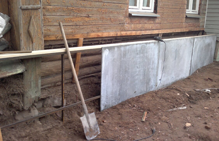 Завалинка помогала утеплить нижний ярус дома.