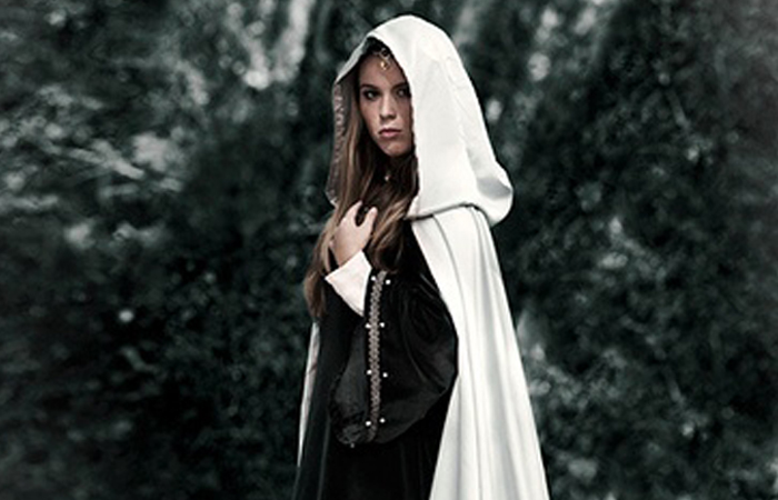 Накидка помогала скрыть эмоции!