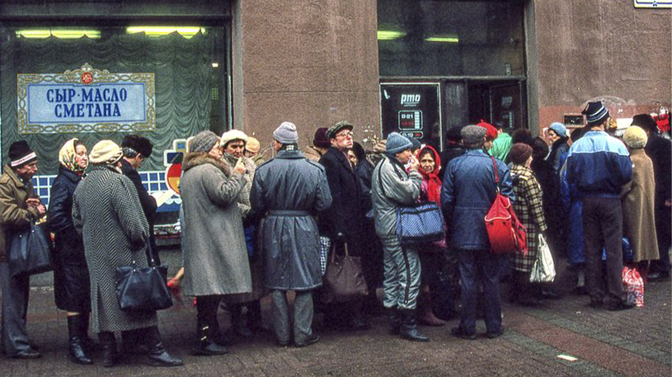 В очереди можно было стоять по 2-3 часа. / Фото: lady.mail.ru В очереди можно было стоять по 2-3 часа. / Фото: lady.mail.ru