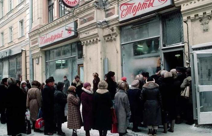 Чтобы купить торт, нужно было отстоять в несколько часов очереди...