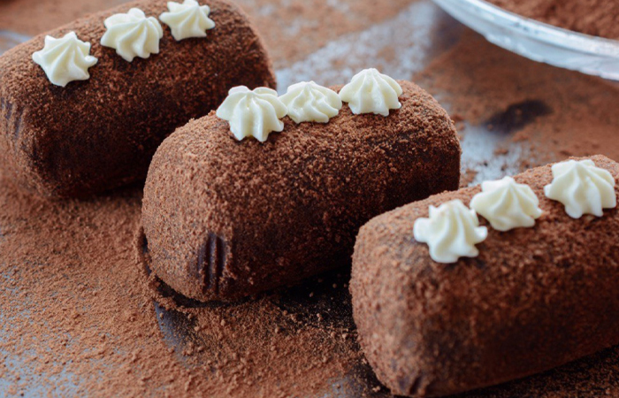 Пирожное формировали в виде картофельного клубня, а затем щедро посыпали какао. / Фото: rbc.ru Пирожное формировали в виде картофельного клубня, а затем щедро посыпали какао. / Фото: rbc.ru