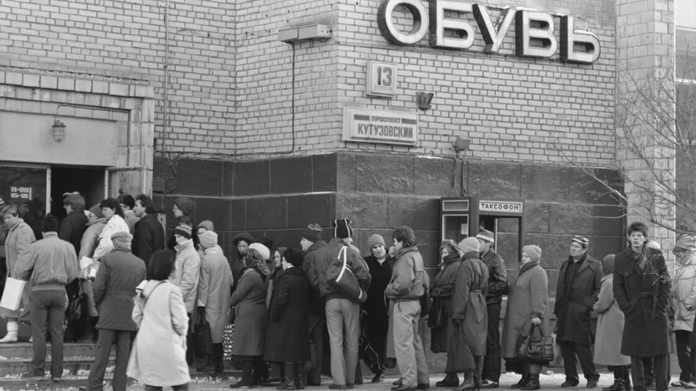 Высокие кожаные сапожки - мечта советской женщины. / Фото: m24.ru 