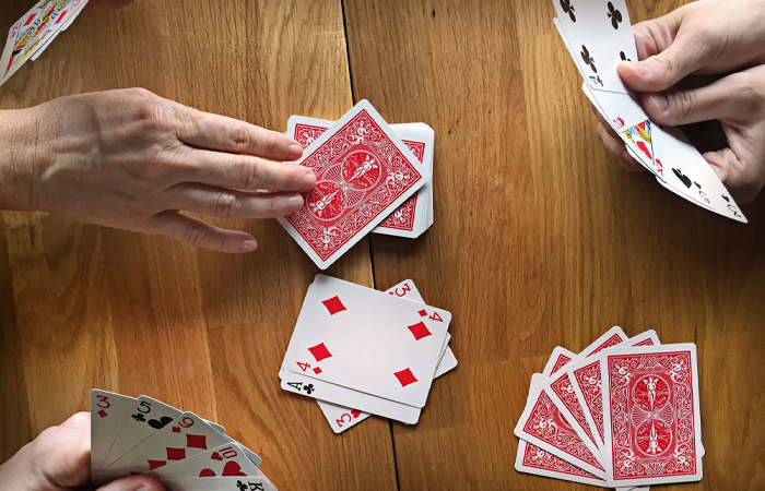 В карточной игре шулеры использовали липкую мазь для склеивания карт.