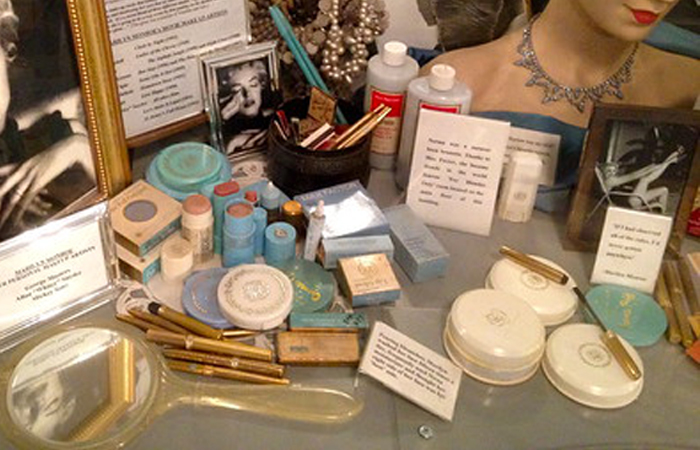 Норма Джин Мортенсон - имя актрисы при рождении.