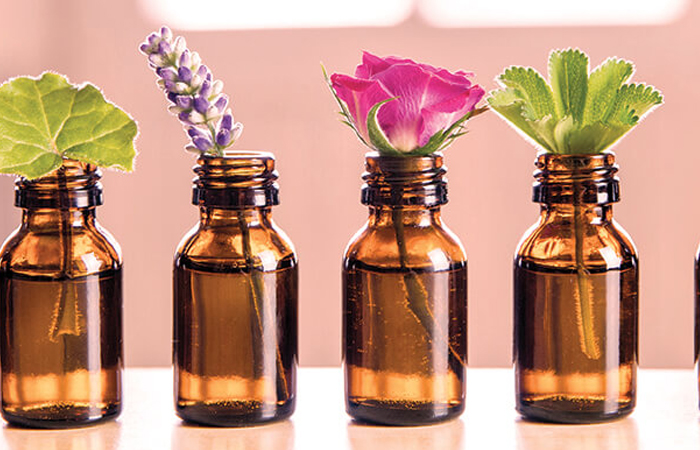 Эфирные масла - универсальное средство для ухода за кожей лица. / Фото: newdirectionsaromatics.com 