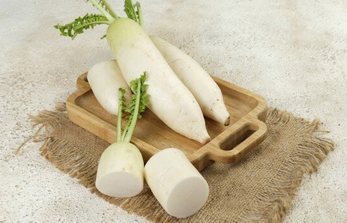 Дайкон хорошо хранится при температуре не выше 5-8 градусов. Дайкон хорошо хранится при температуре не выше 5-8 градусов.