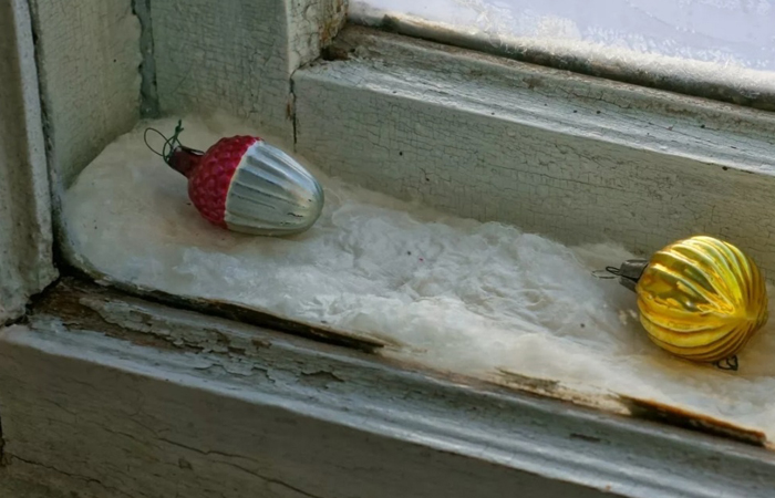 Игрушки были незаменимым атрибутом на окнах в советских домах.