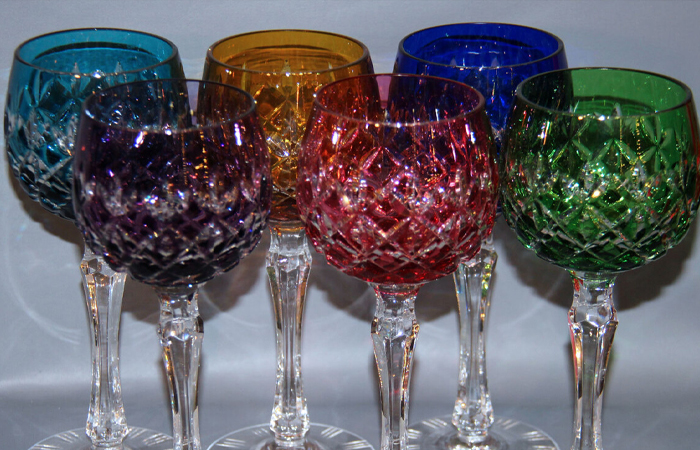 Бокалы из цветного стекла производили для разных напитков.
