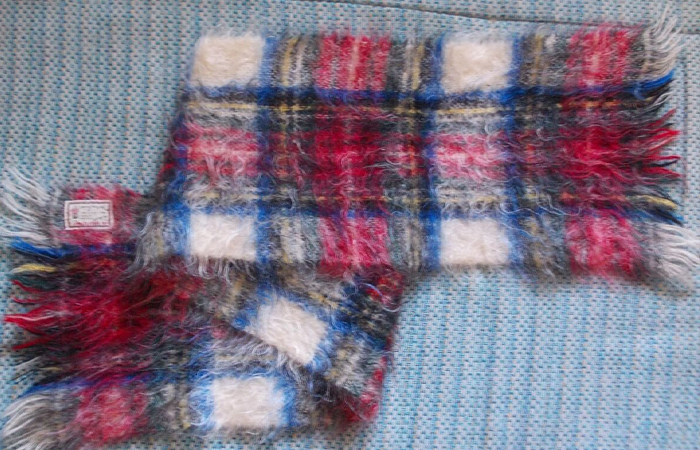 Мохеровый шарф изготавливали из шерсти ангорских коз. Мохеровый шарф изготавливали из шерсти ангорских коз.