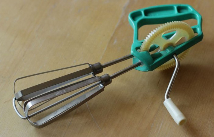 Для работы ручным миксером требовалось много сил и энергии.