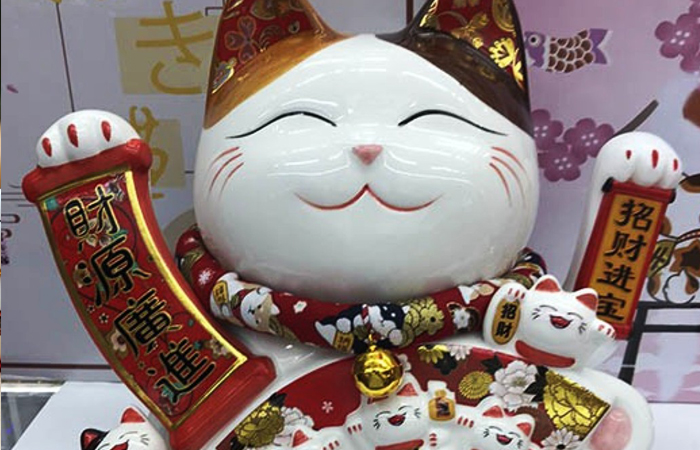 Манэки ставят на кассе для притягивания денег.