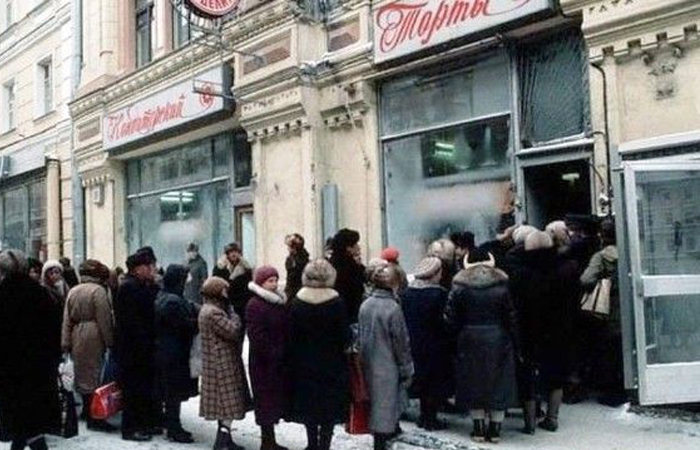 Торт выпускали быольшими партиями, но его все равно не хватало на всех покупателей!