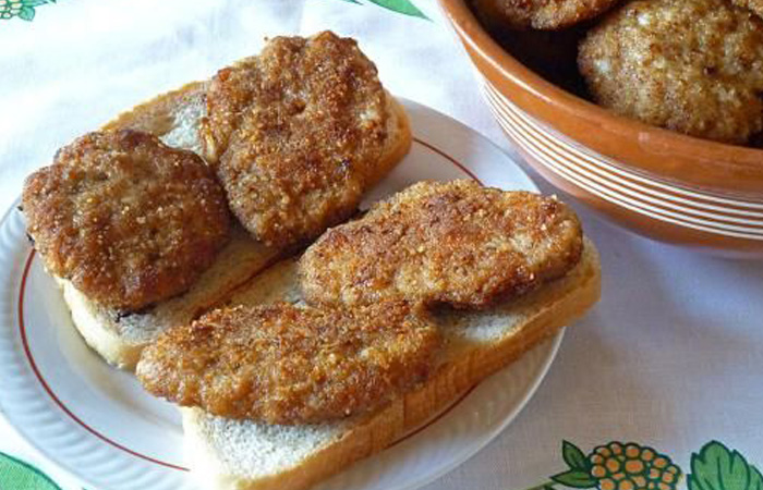 Первым советским гамбургером стали котлеты на кусочке хлеба.