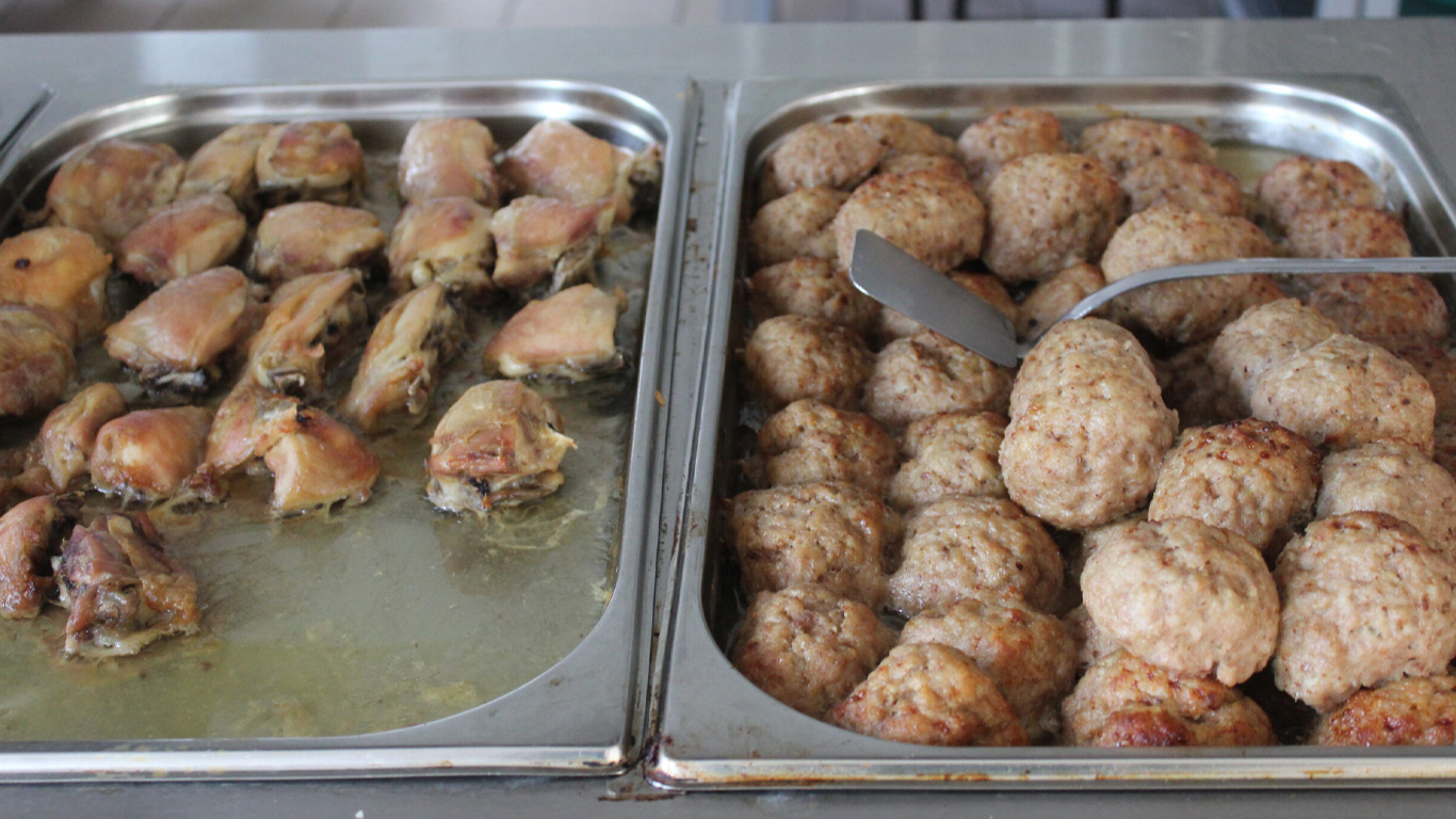 Отечественные производили полностью обеспечивают страну курятиной. / Фото: shumschool2.ru 