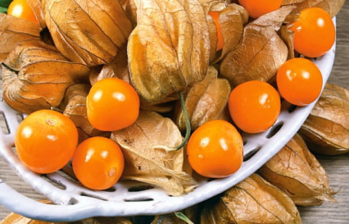 Физалис можно есть в свежем и приготовленном виде. / Фото: povar.ru 