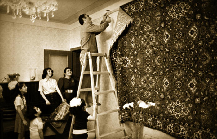 Газеты улучшали теплоизоляцию также как ковры на стене. / Фото: newgrodno.by Газеты улучшали теплоизоляцию также как ковры на стене. / Фото: newgrodno.by