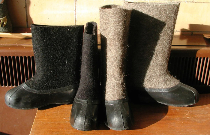 Позже в СССР стали производить валенки уже с приклеенными галошами.