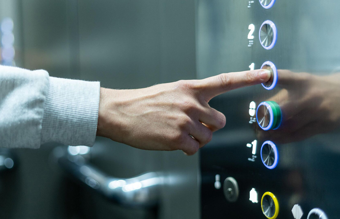 Зеркало в лифте делает кабинку просторнее!