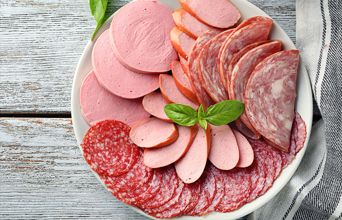 Варено-копченая колбаса российского производства ценится за границей.