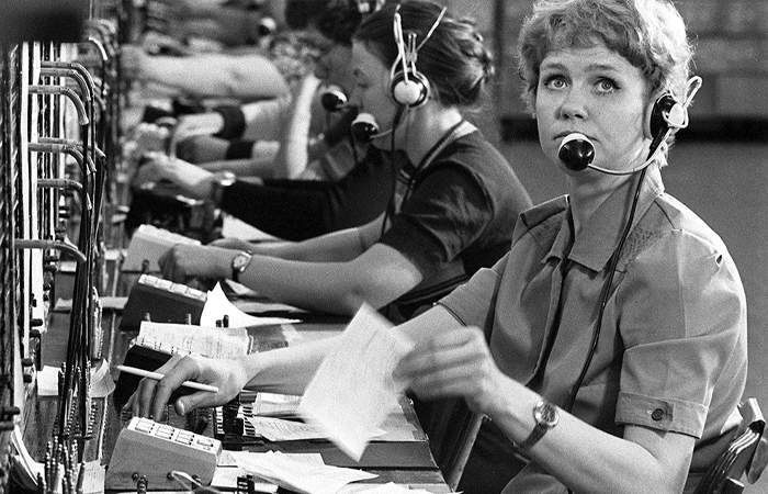 Телефонистки получали зарплату выше средней.