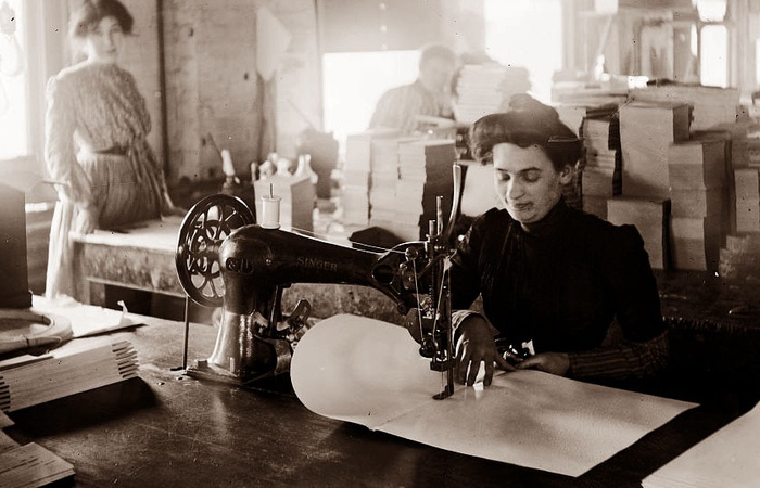 С середины 19 века лосины стали женским атрибутом. С середины 19 века лосины стали женским атрибутом.