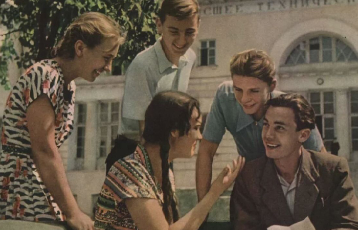 Сейчас фразеологизм используют только с частицей.