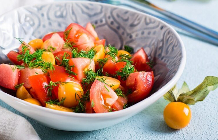 Сфизалисом можно приготовить салат. / Фото: lifehacker.ru 