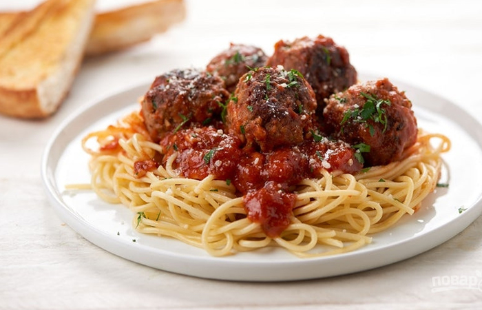 Итальянцы сначала жарят сухие макароны, а затем добавляют к ним сливочное масло. / Фото: povar.ru Итальянцы сначала жарят сухие макароны, а затем добавляют к ним сливочное масло. / Фото: povar.ru