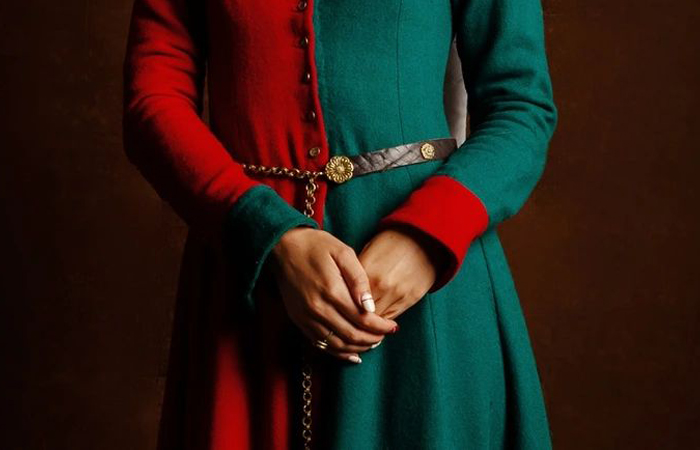 Мипарти - наряд, состоящий из двух цветов.