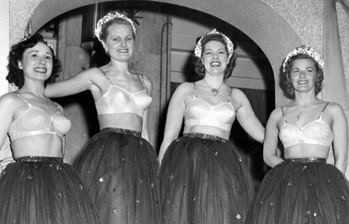 Парижанки первые стали выходить на сцену в лифах. Парижанки первые стали выходить на сцену в лифах.