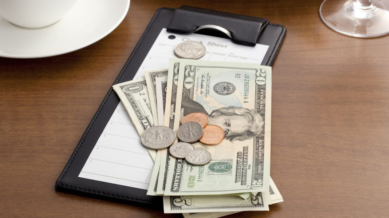 Чаевые - это 10-15% от чека. / Фото: gastro-norma.ru Чаевые - это 10-15% от чека. / Фото: gastro-norma.ru