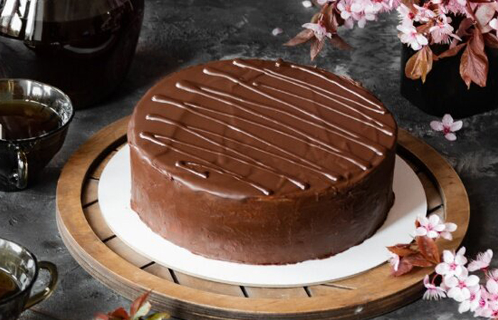 В домашних условиях торт украшали сеточкой из шоколадной глазури.